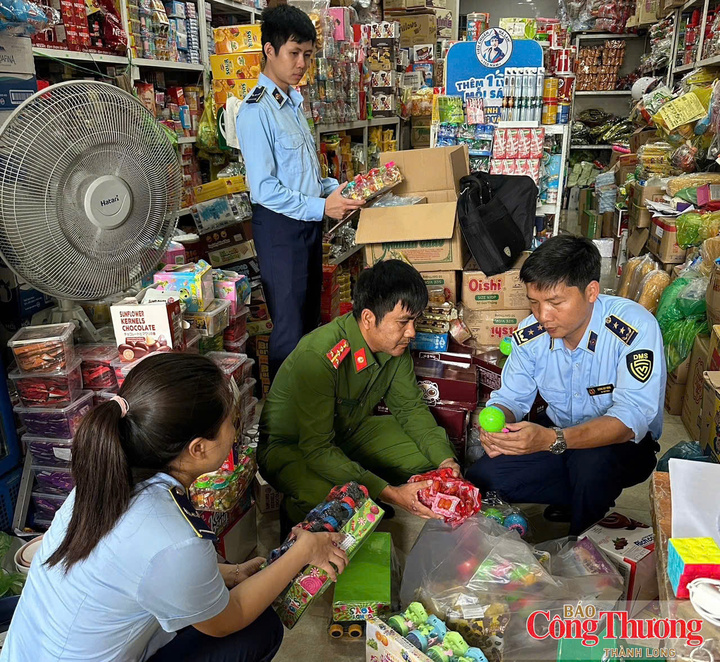 Đội Quản lý thị trường số 1 - Chi Cục Quản lý thị trường Quảng Trị kiểm tra các sản phẩm đồ chơi tại một cơ sở kinh doanh.