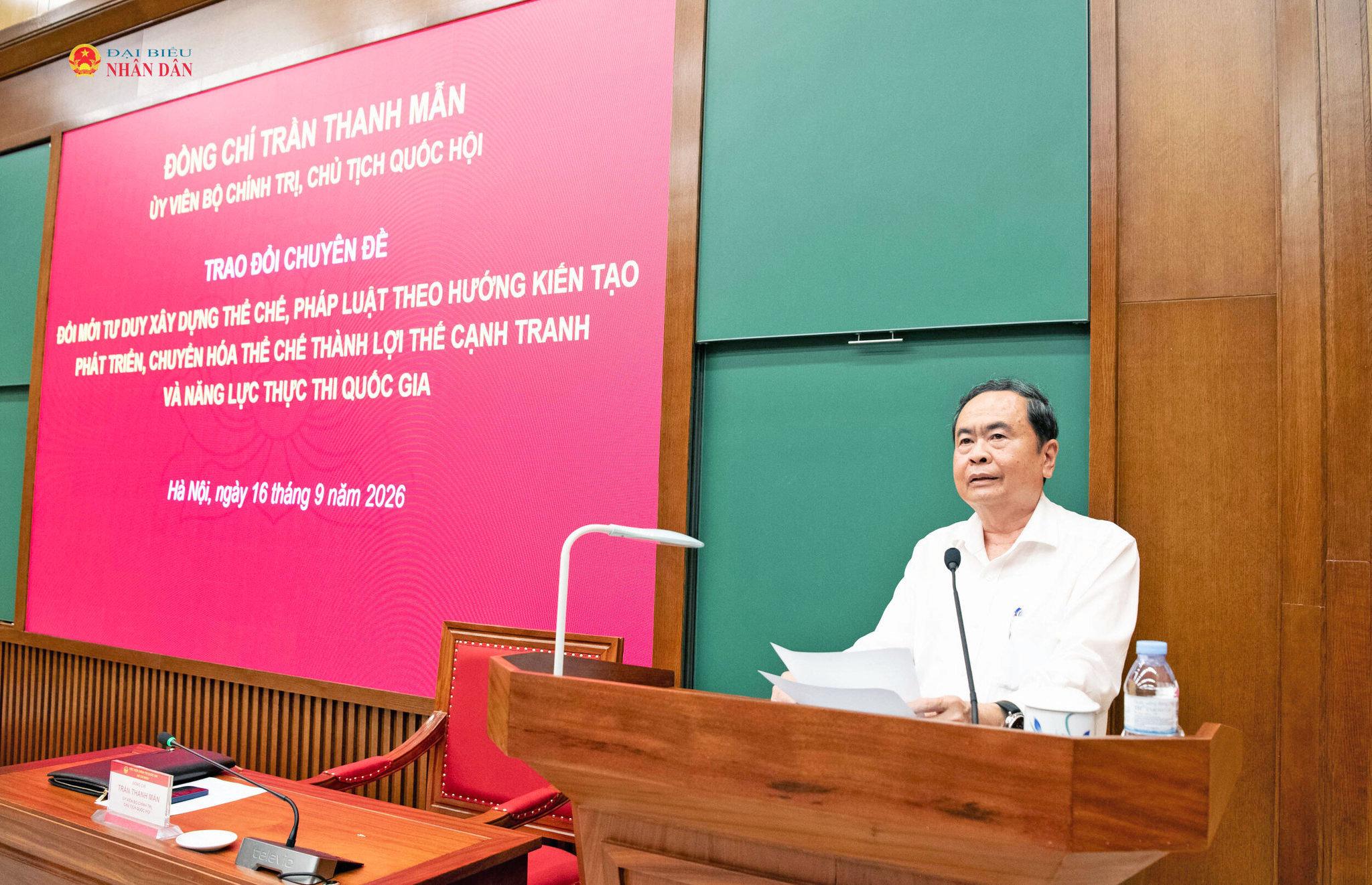 Chủ tịch Quốc hội Trần Thanh Mẫn truyền đạt chuyên đề về đổi mới tư duy xây dựng thể chế.