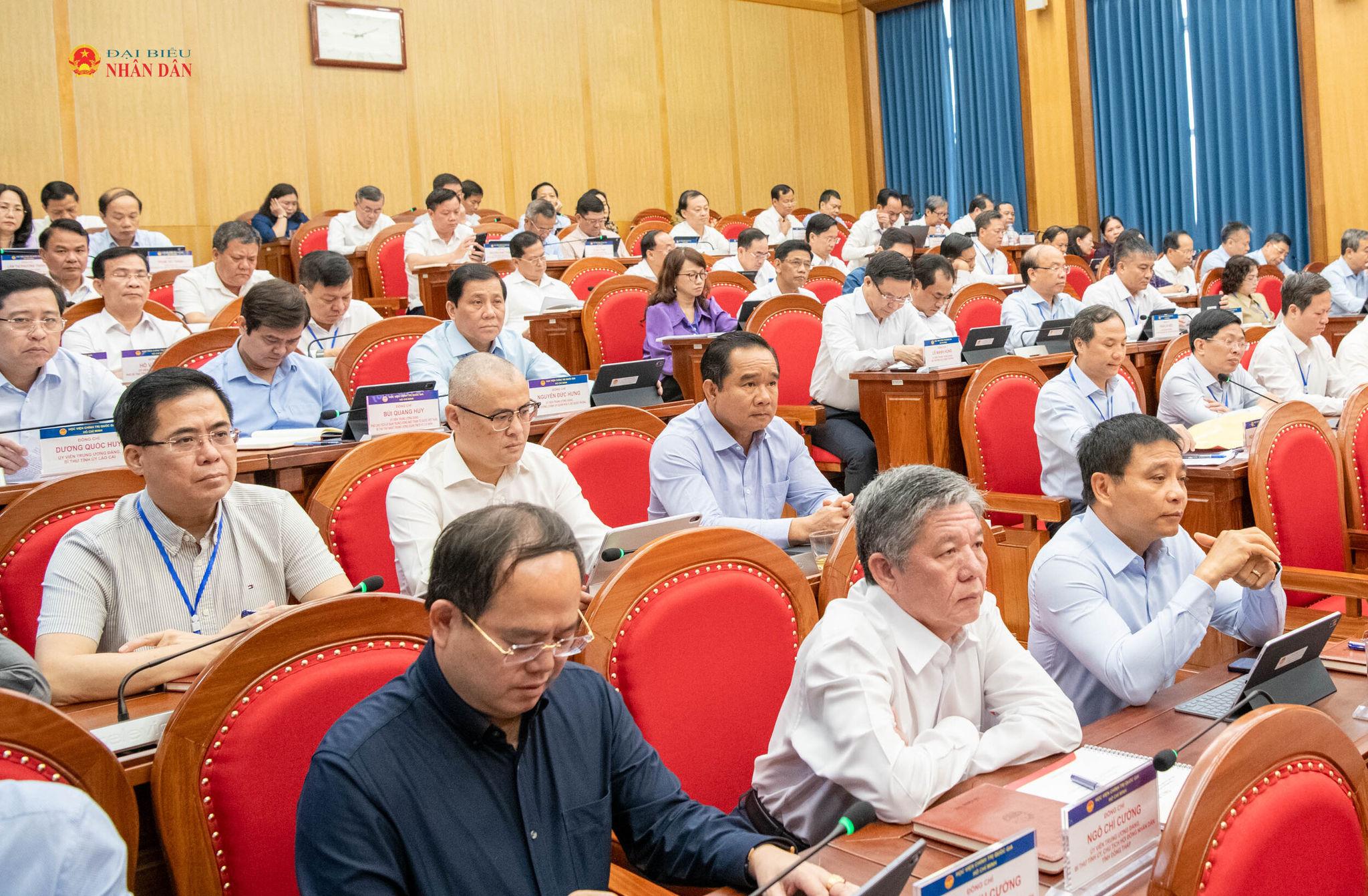 Các Ủy viên Trung ương Đảng khoá XIV tham dự Lớp Bồi dưỡng, cập nhật kiến thức.
