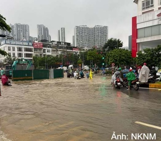 Khu vực cổng chào An Khánh (Hà Đông) ngập sâu sáng 17/9.
