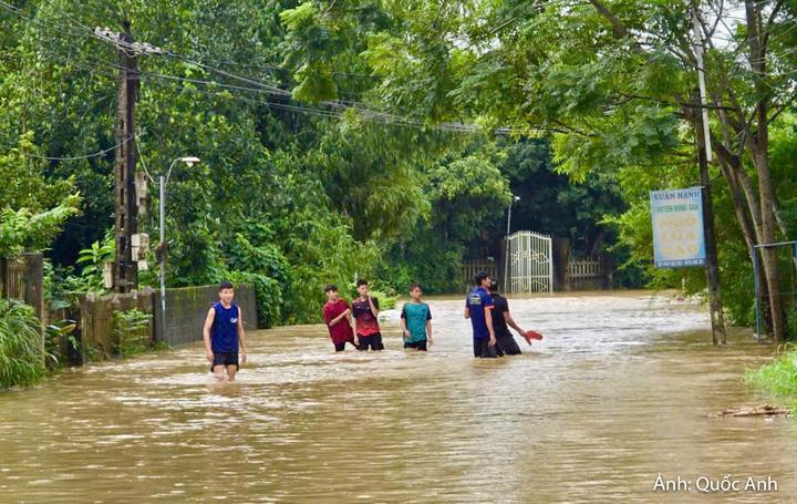 Theo lãnh đạo UBND xã Thành Vinh, mưa lũ khiến hơn 5km đường giao thông bị ngập sâu từ 0,5 - 1m; trong đó đường Quốc lộ 217B bị ngập 3,5km, còn lại là đường liên thôn, trục thôn. Trên địa bàn hiện có 3 điểm sạt lở đất đá tràn ra đường Tỉnh lộ 523, địa phương đang huy động máy móc khơi thông.