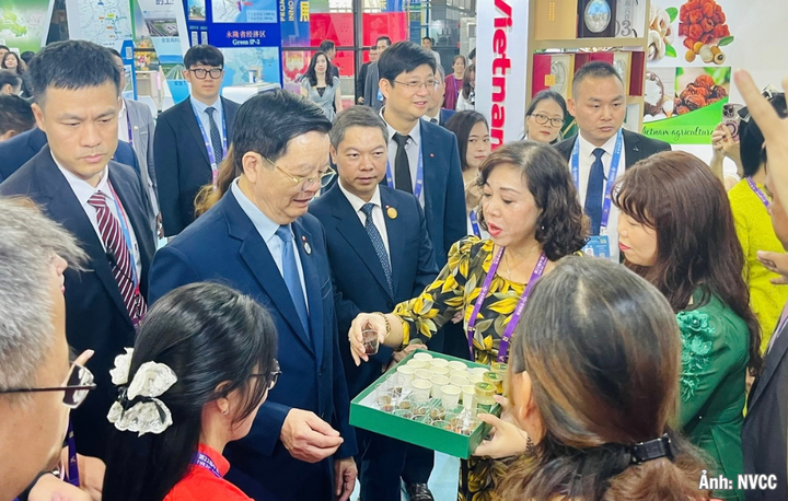 Bí thư Chi bộ Trung tâm Khuyến công và Xúc tiến thương mại Gia Lai, giới thiệu về sản phẩm đặc trưng của Gia Lai với Phó Thủ tướng Chính phủ Mai Văn Chính tại Hội chợ CAEXPO 2025 (Nam Ninh, Trung Quốc).