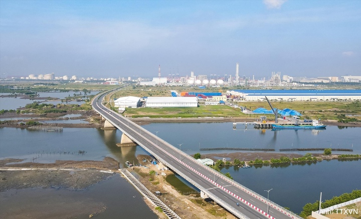 Cầu Mỏ Nhát tại thị xã Phú Mỹ kết nối hệ thống cảng Cái Mép-Thị Vải với tuyến Quốc lộ 51 và Khu công nghiệp chuyên sâu Phú Mỹ 3, tạo điều kiện thuận lợi cho hàng hóa trung chuyển đi quốc tế.