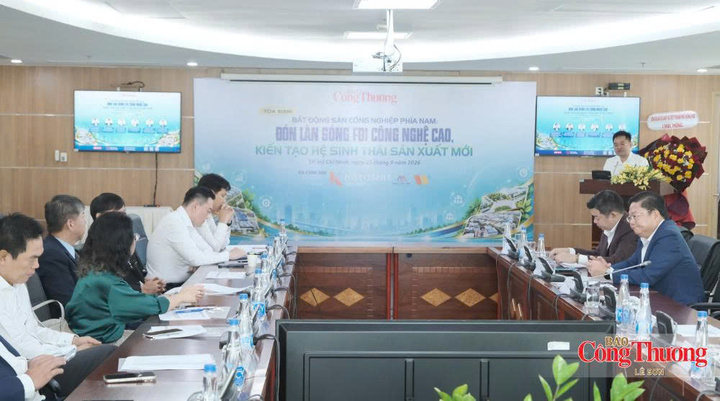 Các đại biểu tham dự tọa đàm “Bất động sản công nghiệp phía Nam: Đón làn sóng FDI công nghệ cao, kiến tạo hệ sinh thái sản xuất mới”.
