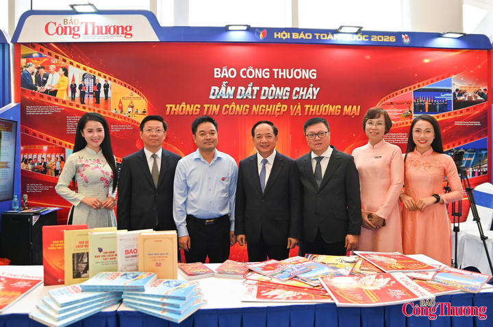 Đồng chí Trịnh Văn Quyết, Ủy viên Bộ Chính trị, Bí thư Trung ương Đảng, Trưởng Ban Tuyên giáo và Dân vận Trung ương (đứng giữa) cùng lãnh đạo Hội Nhà báo Việt Nam tham gian trưng bày của Báo Công Thương tại Hội Báo toàn quốc 2026. Ảnh: Nam Nguyễn