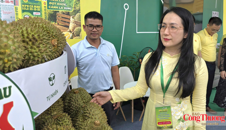 Bà Nguyễn Thị Thu An kiểm tra công tác chuẩn bị khu trưng bày sầu riêng và sản phẩm OCOP tại Lễ hội Sầu riêng Đắk Lắk năm 2026.