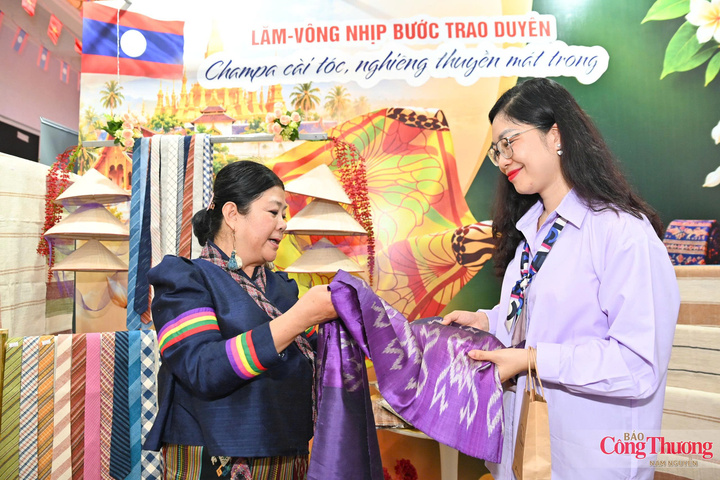 Bên cạnh gạo, thịt trâu hay bia Lào, những chiếc khăn Lăm Vông với màu sắc rực rỡ, hoa văn đặc trưng cũng thu hút nhiều người dân Thủ đô. Khăn thường được sử dụng như một phụ kiện trong trang phục truyền thống, đặc biệt trong các dịp lễ hội, giao lưu văn hóa. Với chất liệu mềm, màu sắc nổi bật và họa tiết mang đậm bản sắc Lào, sản phẩm vừa có giá trị sử dụng, vừa được nhiều người lựa chọn làm quà lưu niệm.