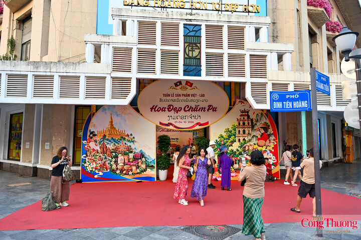 Những ngày đầu tháng 10, Nhà triển lãm số 93 Đinh Tiên Hoàng, Hà Nội trở thành điểm hẹn đặc biệt của người dân và du khách khi hơn 100 sản phẩm đặc trưng của Việt Nam và Lào cùng được giới thiệu, trưng bày và bán trực tiếp.