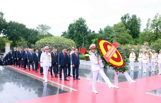 Tổng Bí thư, Chủ tịch nước Tô Lâm dẫn đầu đoàn đại biểu Ban Chấp hành Trung ương Đảng đến đặt vòng hoa tại Đài tưởng niệm các Anh hùng liệt sĩ trên đường Bắc Sơn, Hà Nội. Ảnh: Phạm Kiên/TTXVN.