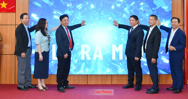 Lãnh đạo Sở Công Thương TP. Hồ Chí Minh và các đại biểu thực hiện nghi thức ra mắt Expo Platform ngày 29/9/2026.