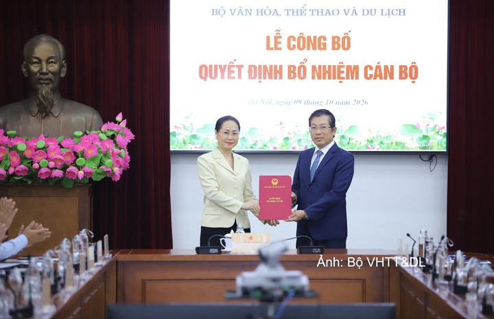 Bộ trưởng Bộ Văn hóa, Thể thao và Du lịch Lâm Thị Phương Thanh trao quyết định điều động, bổ nhiệm giữ chức Cục trưởng Cục Xuất bản và Thư viện cho ông Lưu Đình Phúc - Cục trưởng Cục Báo chí.