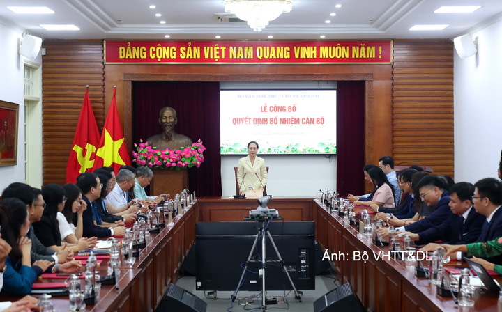 Bộ trưởng Bộ Văn hóa, Thể thao và Du lịch Lâm Thị Phương Thanh chủ trì hội nghị trao quyết định bổ nhiệm về công tác cán bộ.