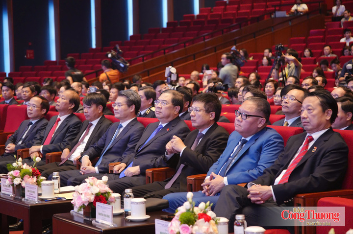 Phó Thủ tướng Thường trực Chính phủ Phạm Gia Túc cùng các đại biểu tham dự sự kiện.