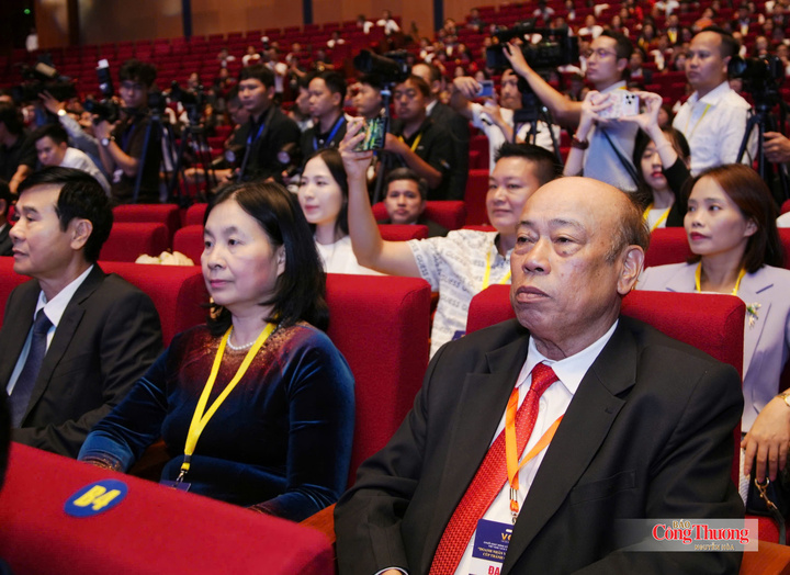 Ông Nguyễn Văn Thời (ngoài cùng bên phải), Phó Chủ tịch Hội đồng quản trị Công ty cổ phần Đầu tư và Thương mại TNG, Chủ tịch Hiệp hội Doanh nghiệp tỉnh Thái Nguyên là một trong 100 doanh nhân được tôn vinh.