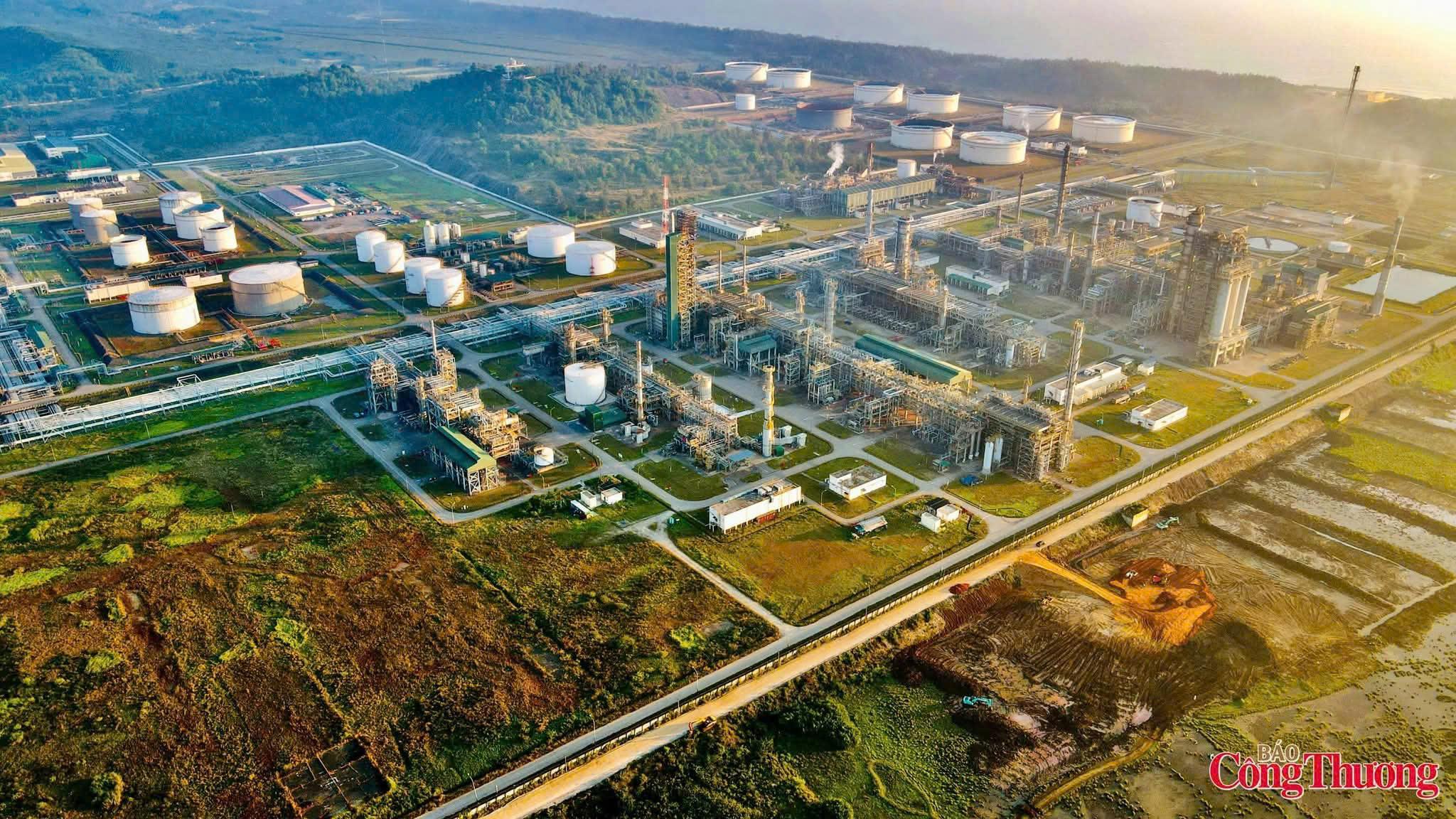 Cần sớm có lộ trình nâng chuẩn dự trữ xăng, dầu lên 90 ngày. Ảnh minh họa