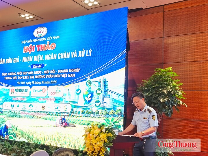 Ông Tạ Quang Hậu, kiểm soát viên chính thị trường, Phòng Nghiệp vụ Quản lý thị trường, Cục Quản lý và Phát triển thị trường trong nước (Bộ Công Thương) trình bày tham luận tại hội thảo.