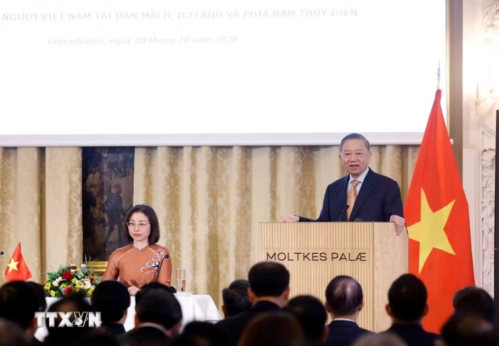 Tổng Bí thư, Chủ tịch nước Tô Lâm nói chuyện thân mật với cán bộ, nhân viên Đại sứ quán Việt Nam tại Đan Mạch và cộng đồng người Việt Nam tại Đan Mạch, Iceland và Nam Thuỵ Điển. (Ảnh: Thống Nhất/TTXVN)