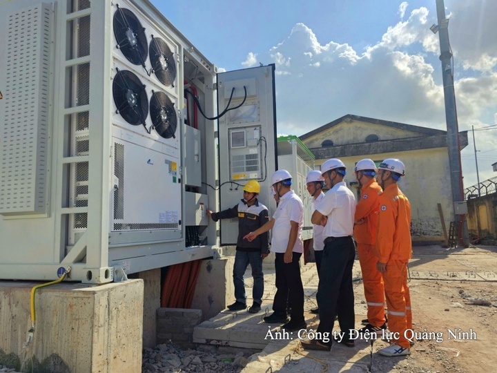 Hội đồng nghiệm thu hệ thống thiết bị trước khi đóng điện.