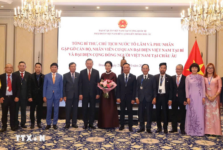Tổng Bí thư, Chủ tịch nước Tô Lâm và Phu nhân Ngô Phương Ly chụp ảnh chung với đại diện cộng đồng người Việt Nam tại châu Âu. (Ảnh: Thống Nhất/TTXVN)