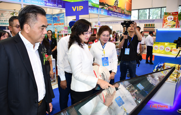 Thứ trưởng Bộ Công Thương Phan Thị Thắng, lãnh đạo TP. Hồ Chí Minh và các đại biểu tham quan các gian hàng trưng bày, giới thiệu sản phẩm tại hội chợ.