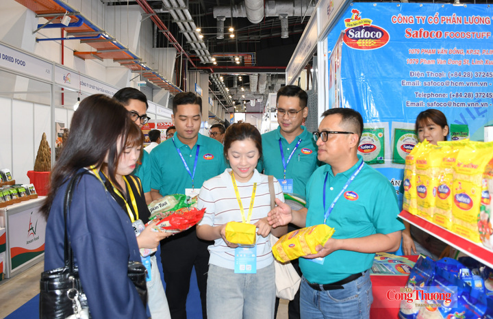 Doanh nghiệp giới thiệu sản phẩm với khách hàng tại hội chợ.