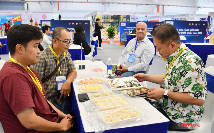 Doanh nghiệp giới thiệu sản phẩm với các nhà mua hàng quốc tế tại HCM City Export 2026.