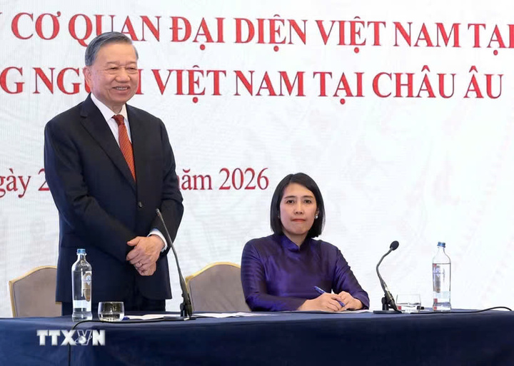Tổng Bí thư, Chủ tịch nước Tô Lâm nói chuyện thân mật với cán bộ, nhân viên Đại sứ quán Việt Nam tại Bỉ và đại diện cộng đồng người Việt Nam tại châu Âu. (Ảnh: Thống Nhất/TTXVN)