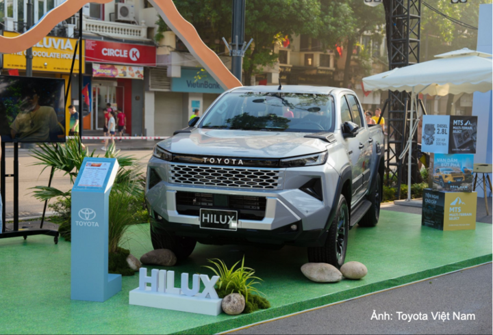 Toyota Hilux gây ấn tượng với thiết kế trẻ trung, hiện đại.
