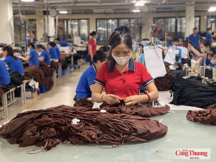 Dệt may đóng góp quan trọng trong kết quả xuất nhập khẩu của Việt Nam.